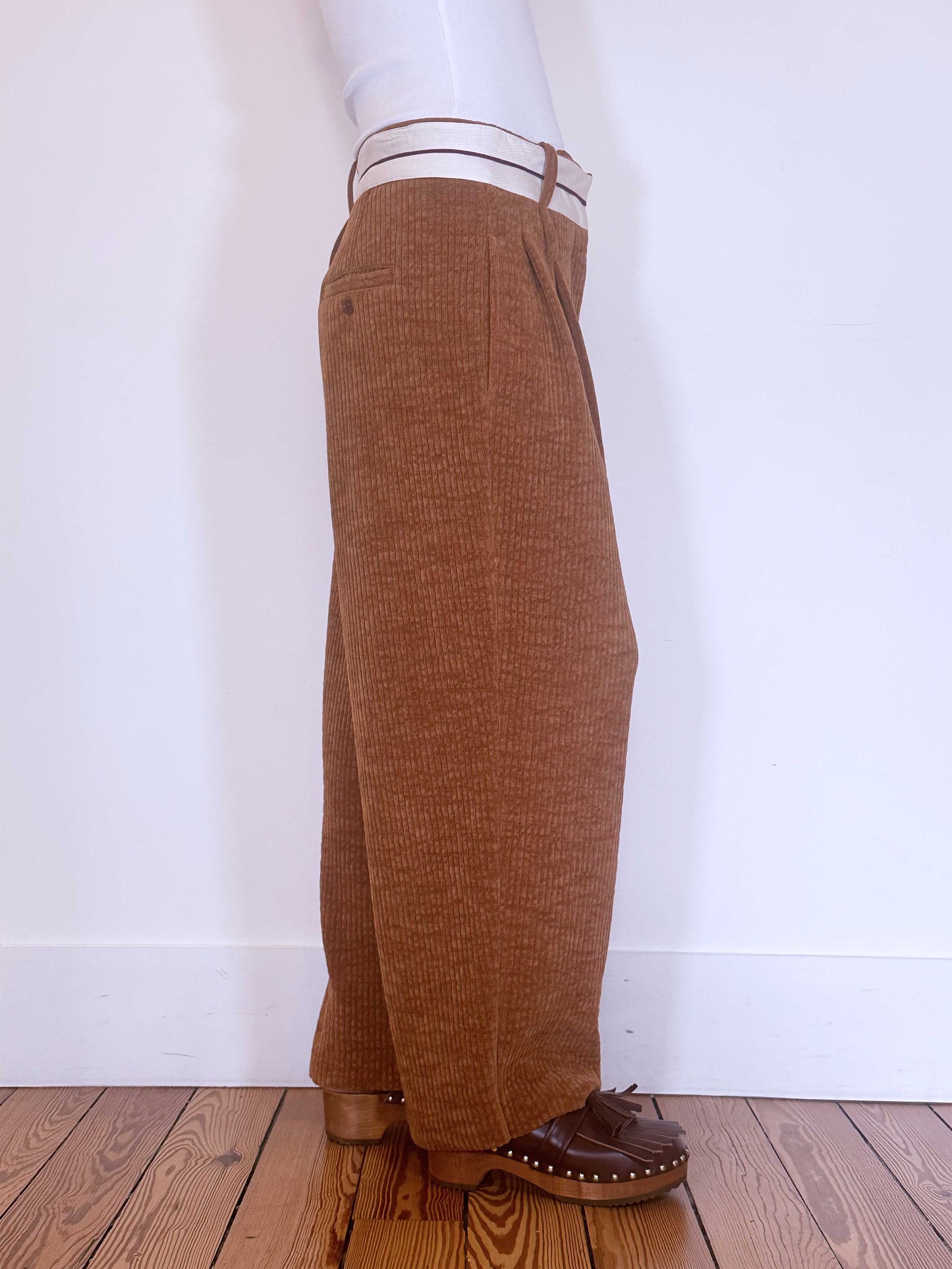 pantalon en velours couleur tabac de la marque Maison Jejia fabriqué en Italie