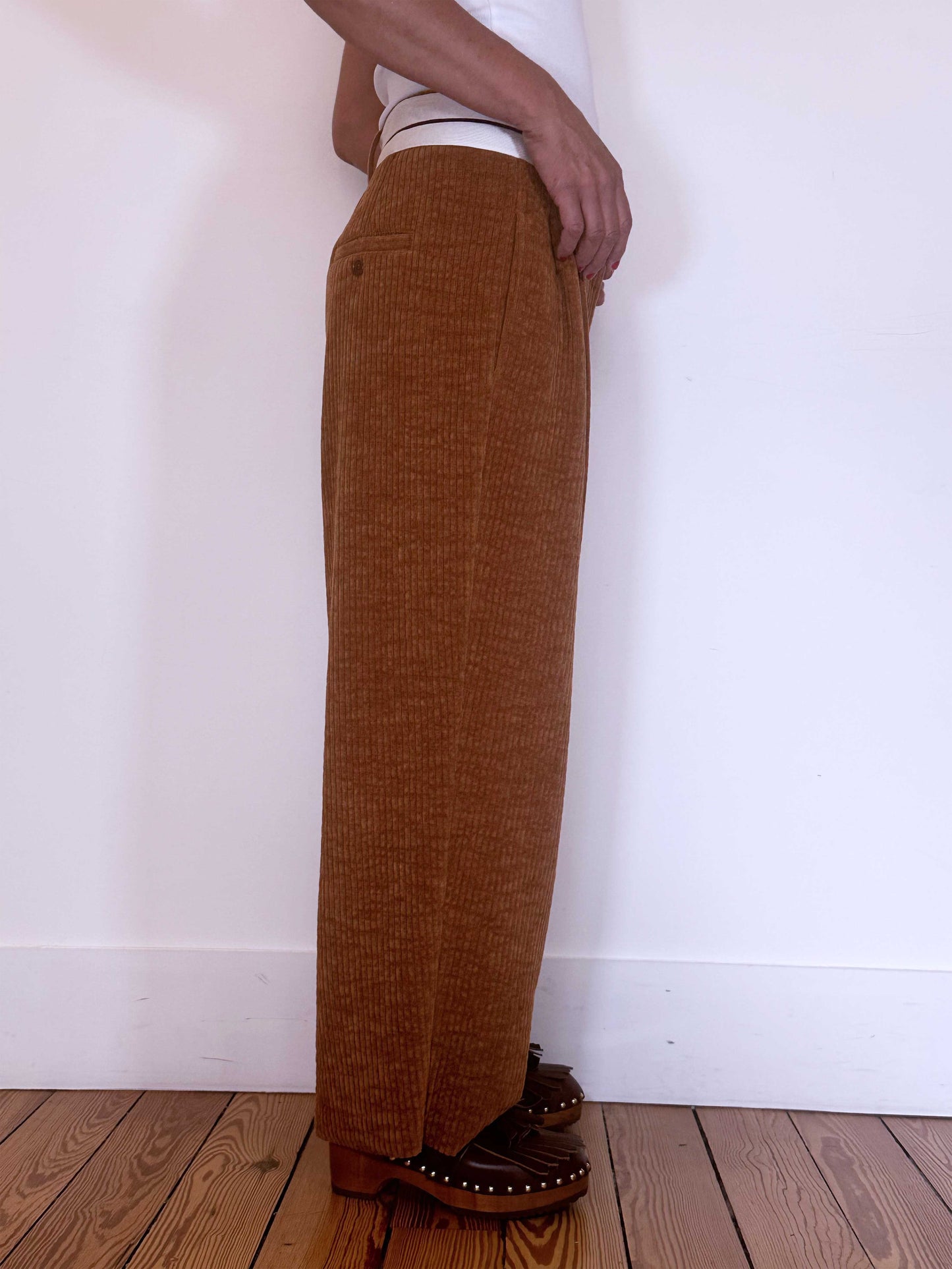 pantalon en velours couleur tabac de la marque Maison Jejia fabriqué en Italie