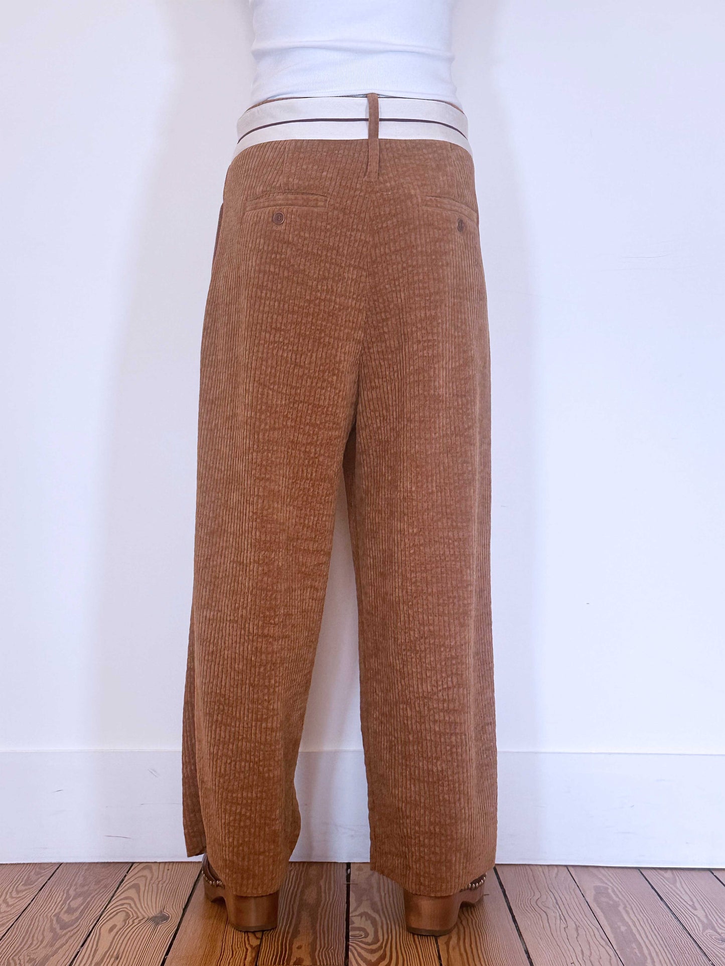 Pantalon en velours couleur tabac de la marque Maison Jejia fabriqué en Italie.