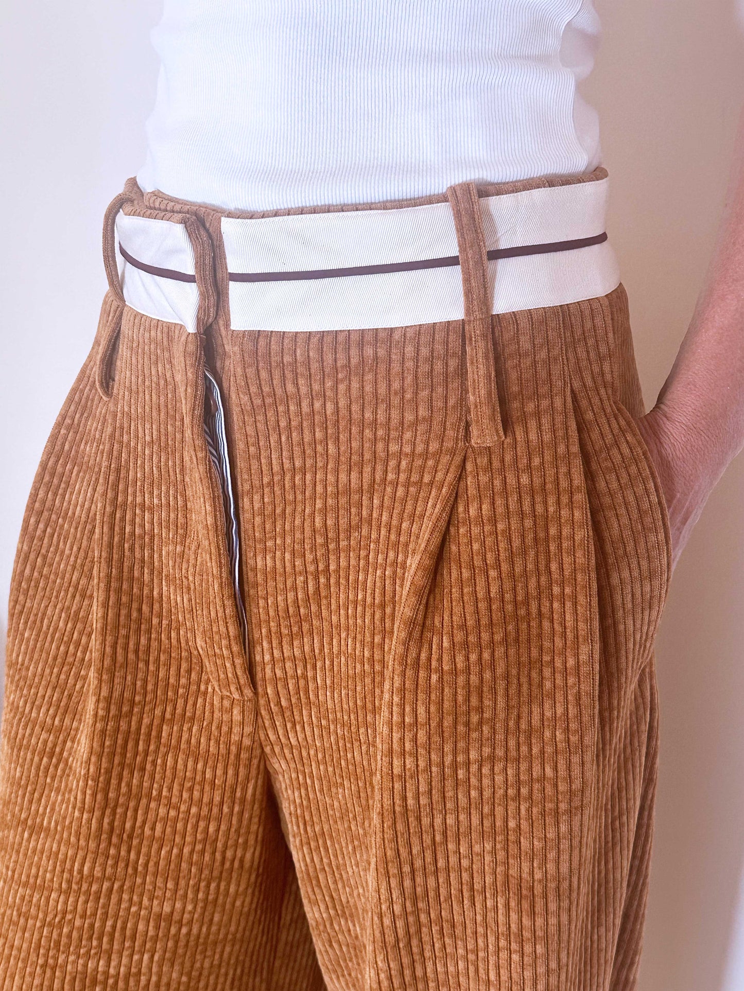 Pantalon en velours couleur tabac de la marque Maison Jejia fabriqué en Italie.