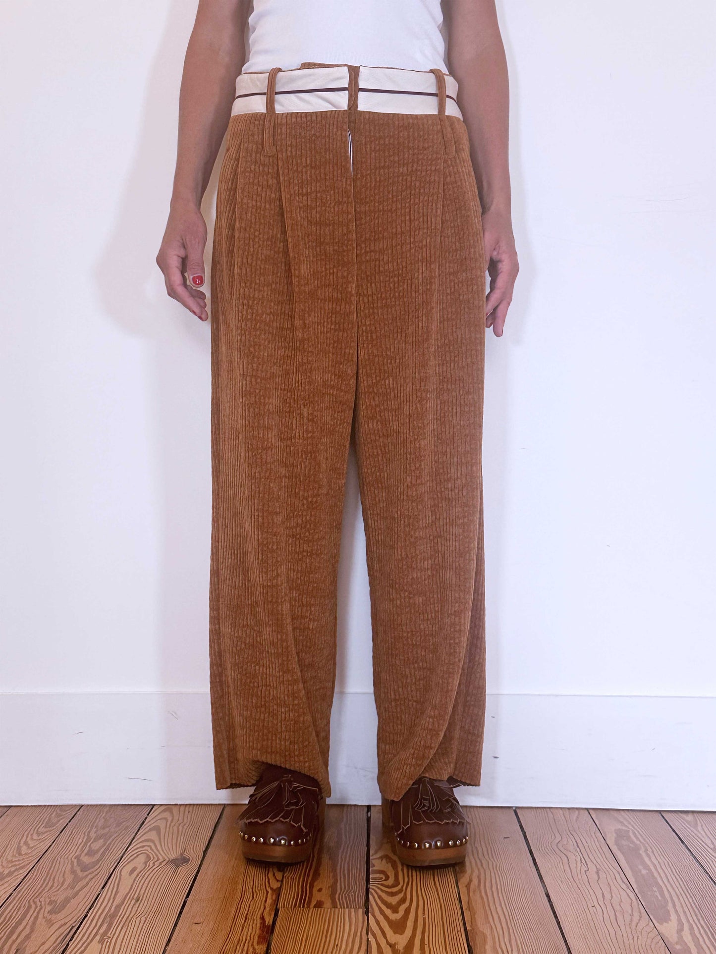pantalon en velours couleur tabac de la marque Maison Jejia fabriqué en Italie