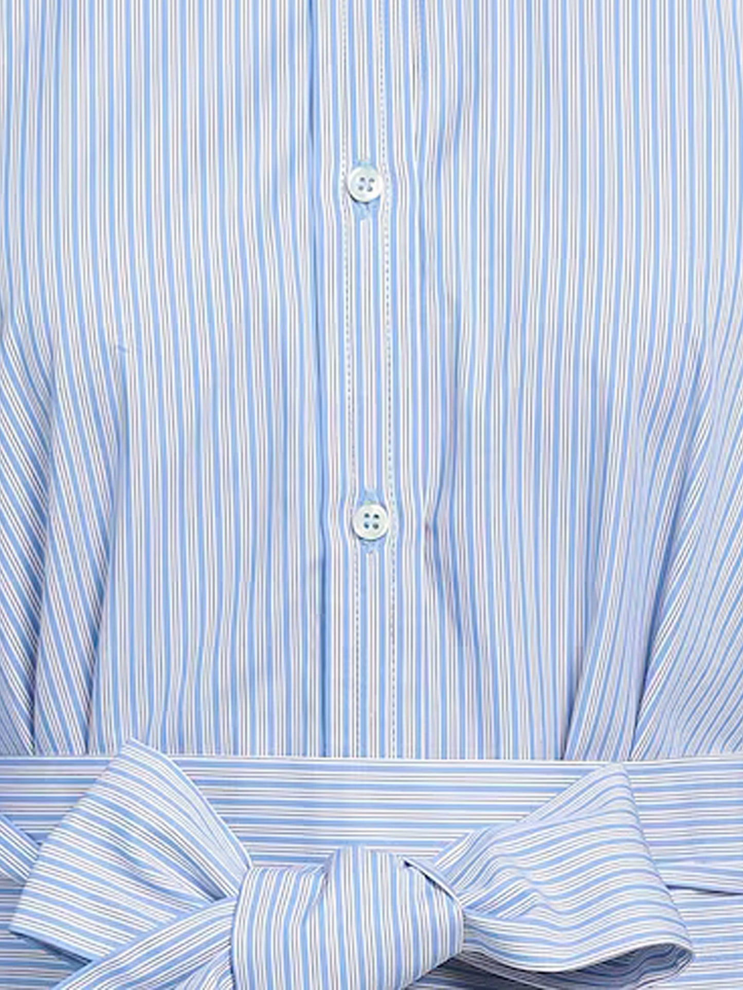 détail chemise avec rayures et ceintures