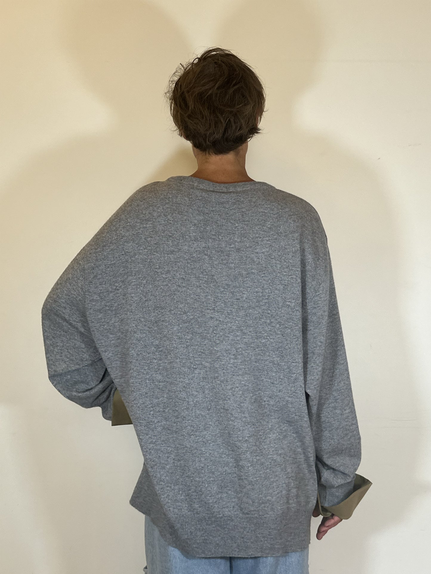 pull avec col en v mega plongeant en laine gris et poignet en coton amovible
