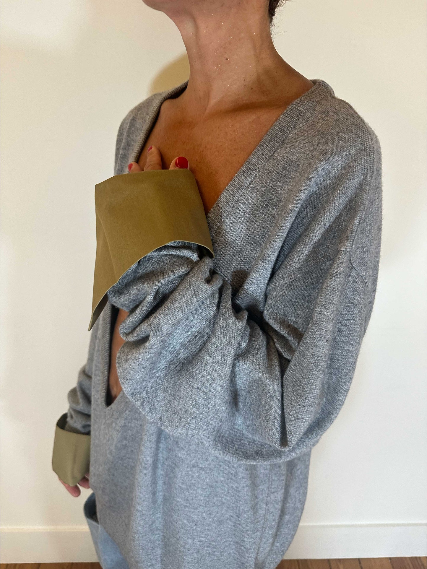 pull avec col en v mega plongeant en laine gris et poignet en coton amovible