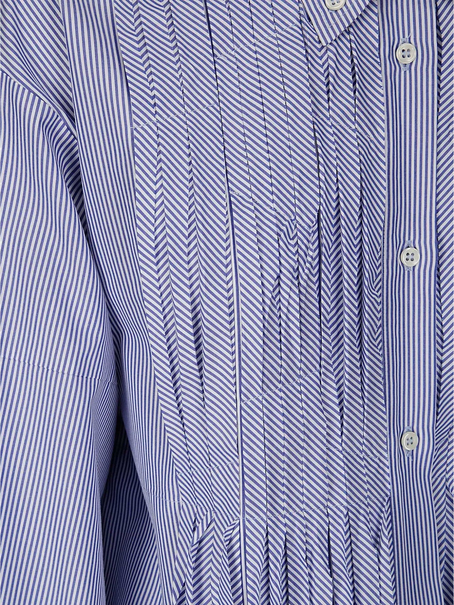 détail plis, rayures, boutons.