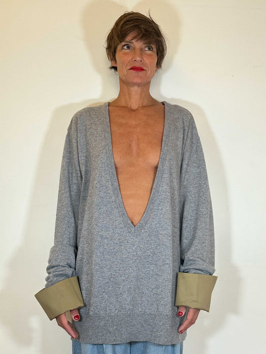 pull avec col en v mega plongeant en laine gris et poignet en coton amovible