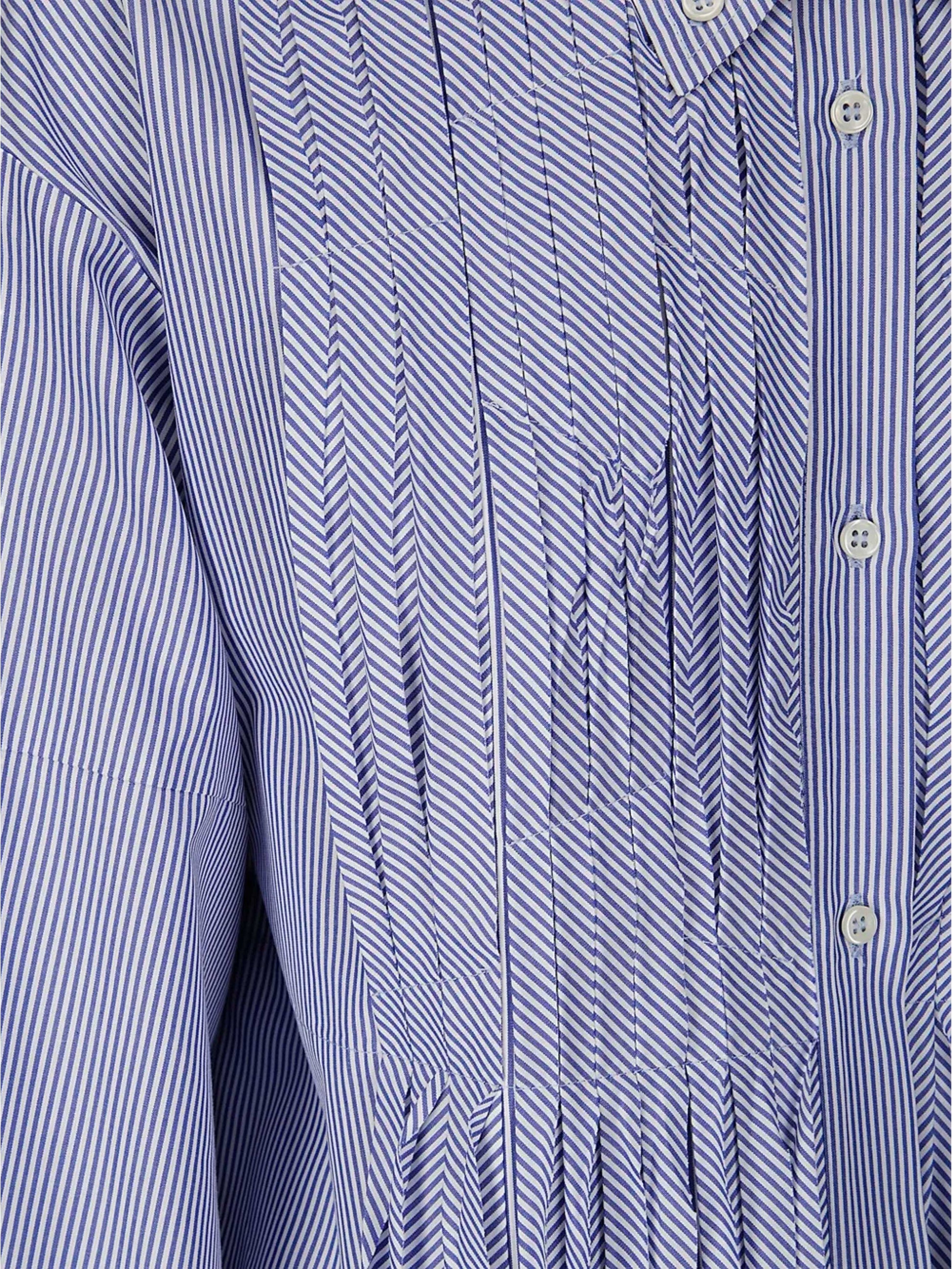 détail plis, rayures, boutons.