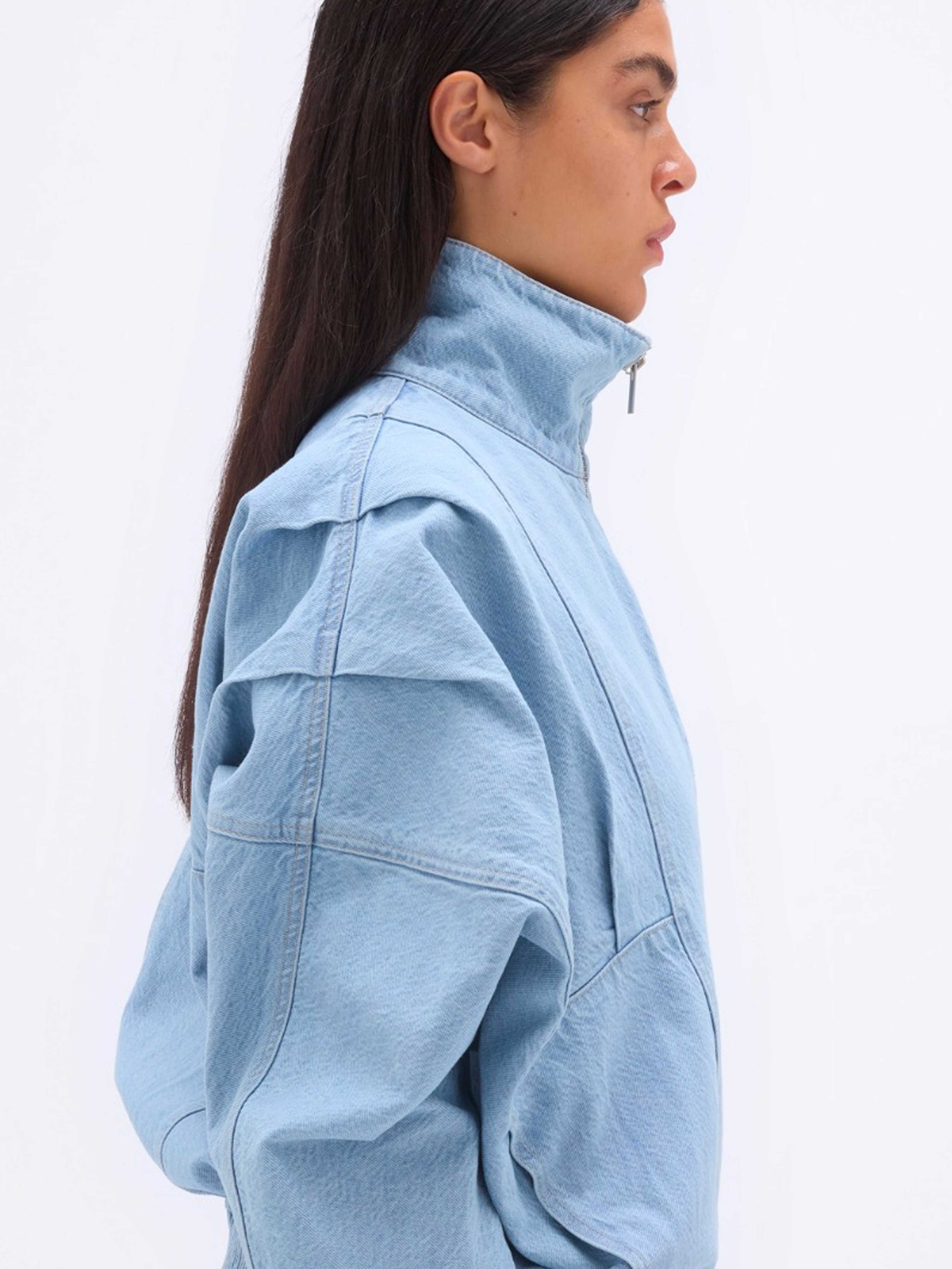 Veste en denim avec des plus au épaules pour un effet chauve souris 