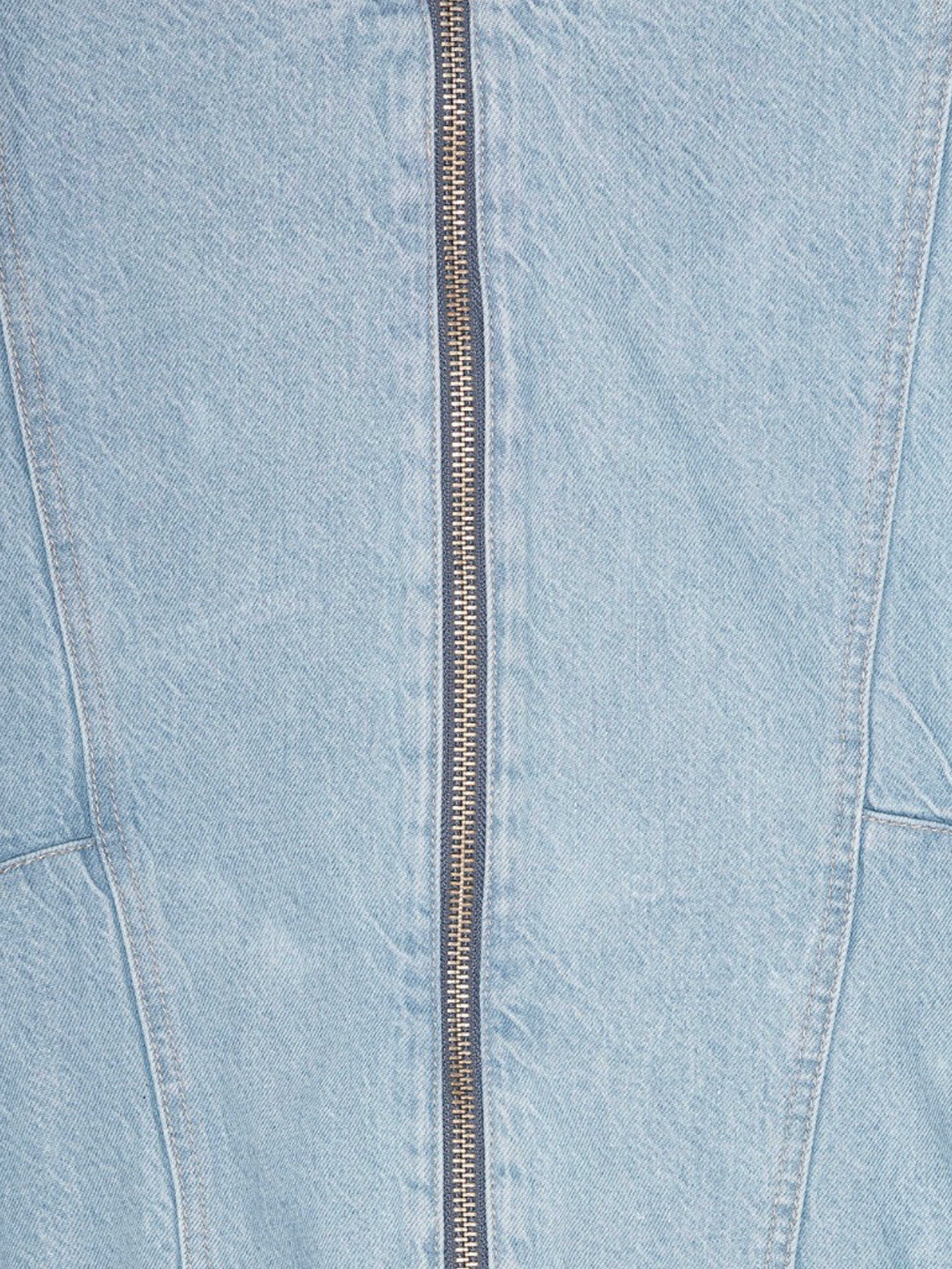 photo détail d'une veste en denim bleue claire 