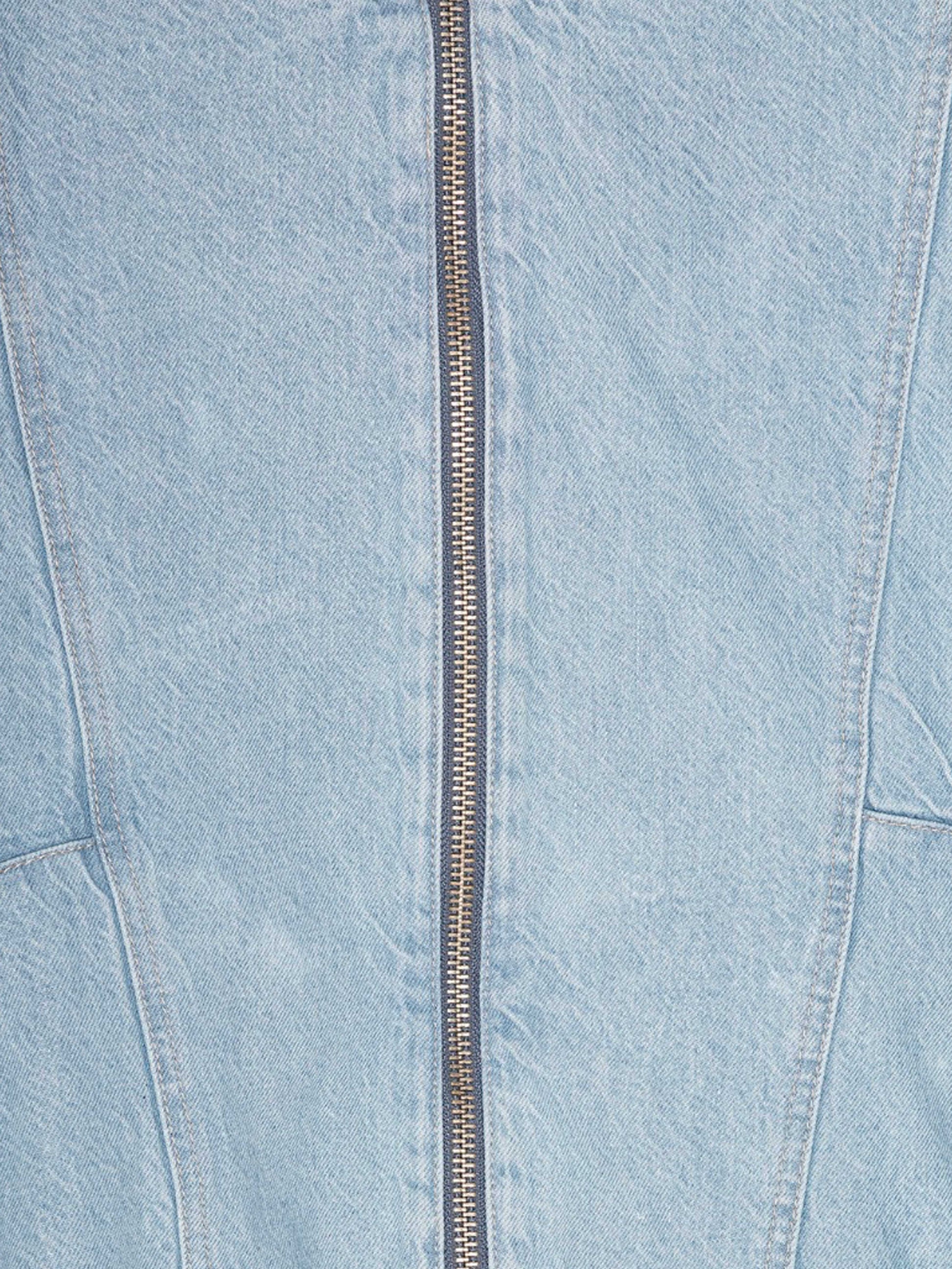 photo détail d'une veste en denim bleue claire 