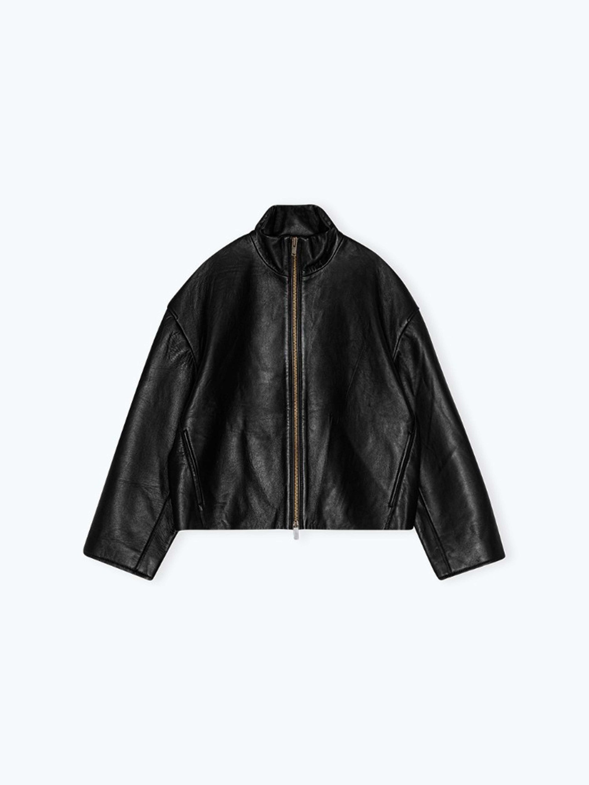veste en cuir de mouton noire avec zip à l'avant 