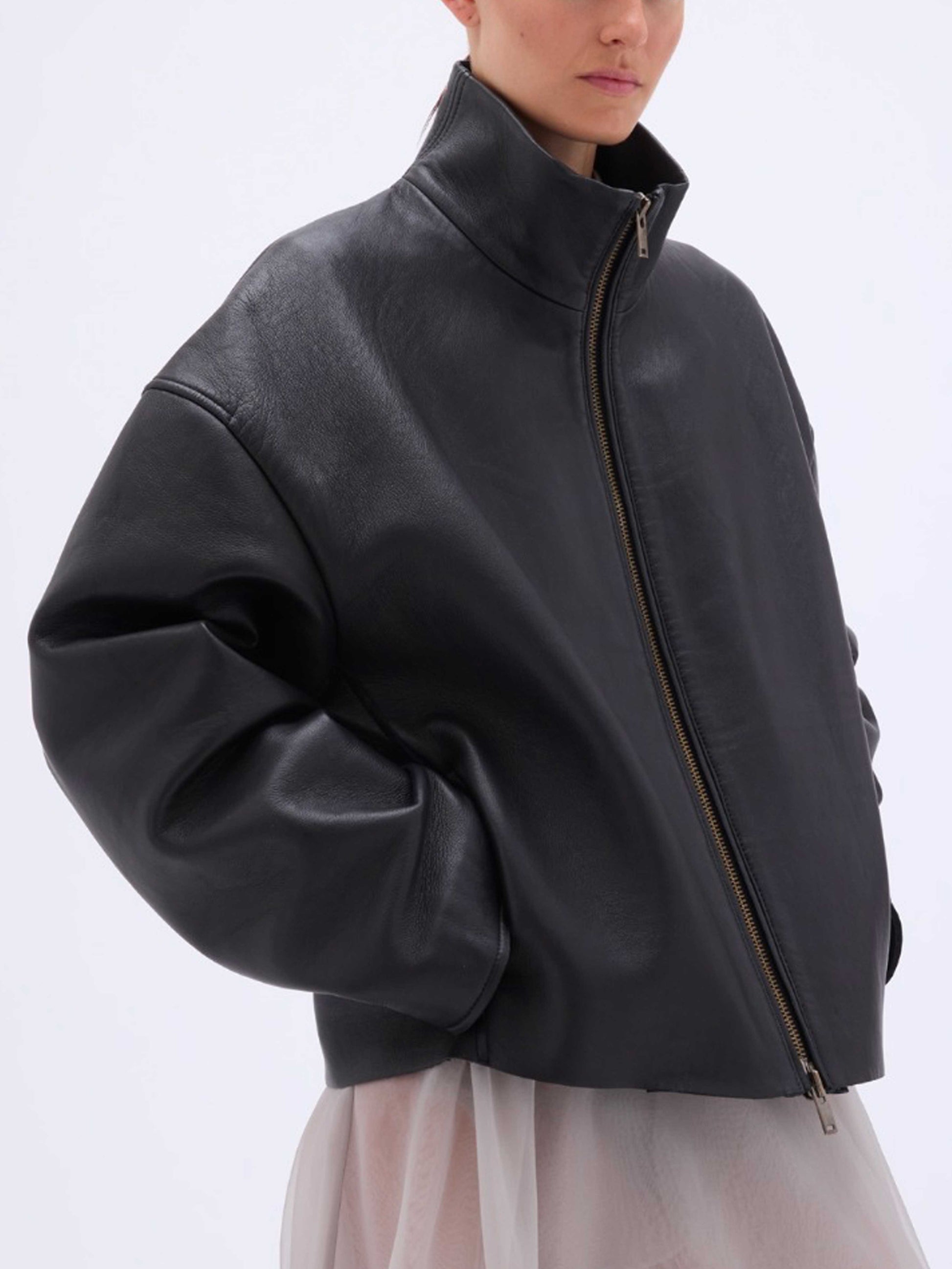 Veste en cuir noire à la coupe droite 