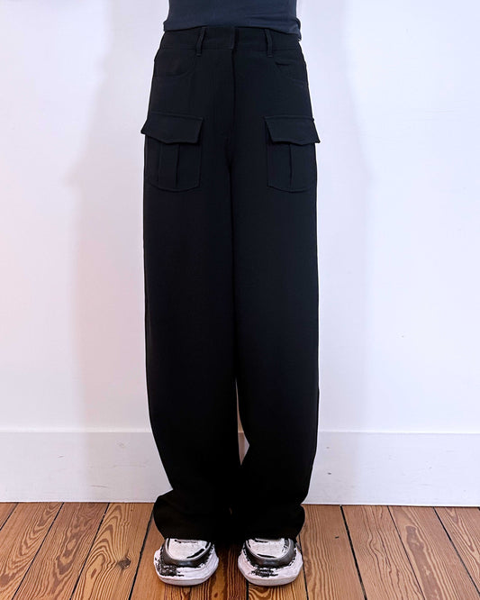 pantalon noir fluide style costume avec poche vue de face.