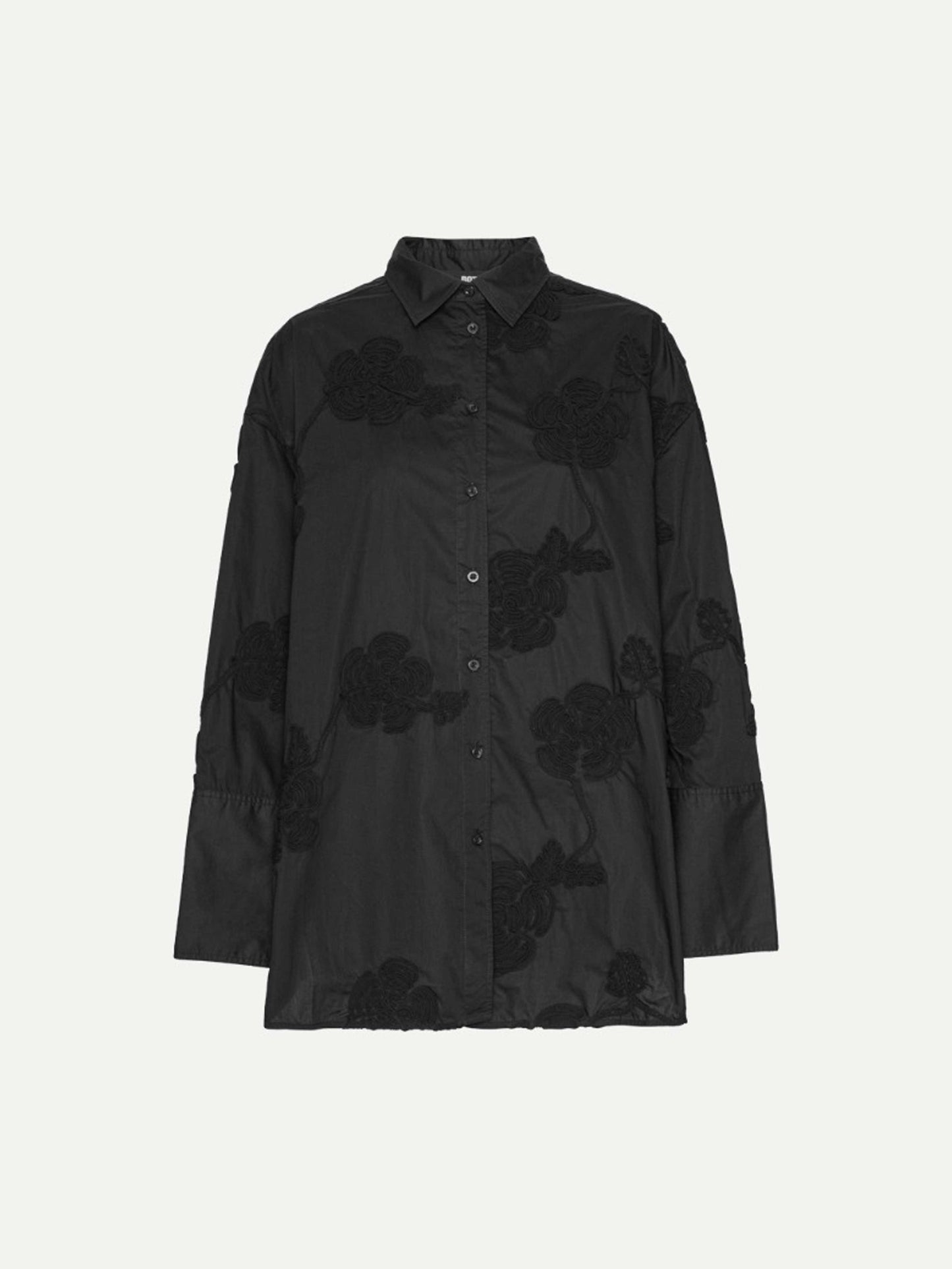 chemise oversize noire sur fond blanc avec broderies florales 
