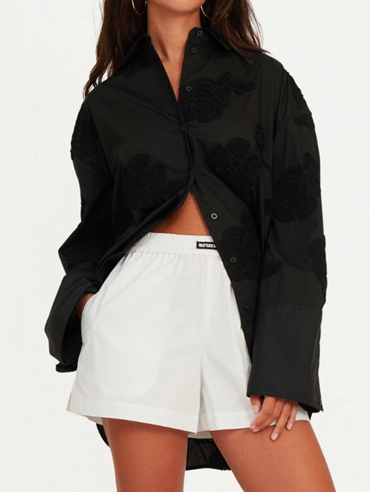 Chemise noir avec broderies en forme de fleur oversize porté sur mannequin 