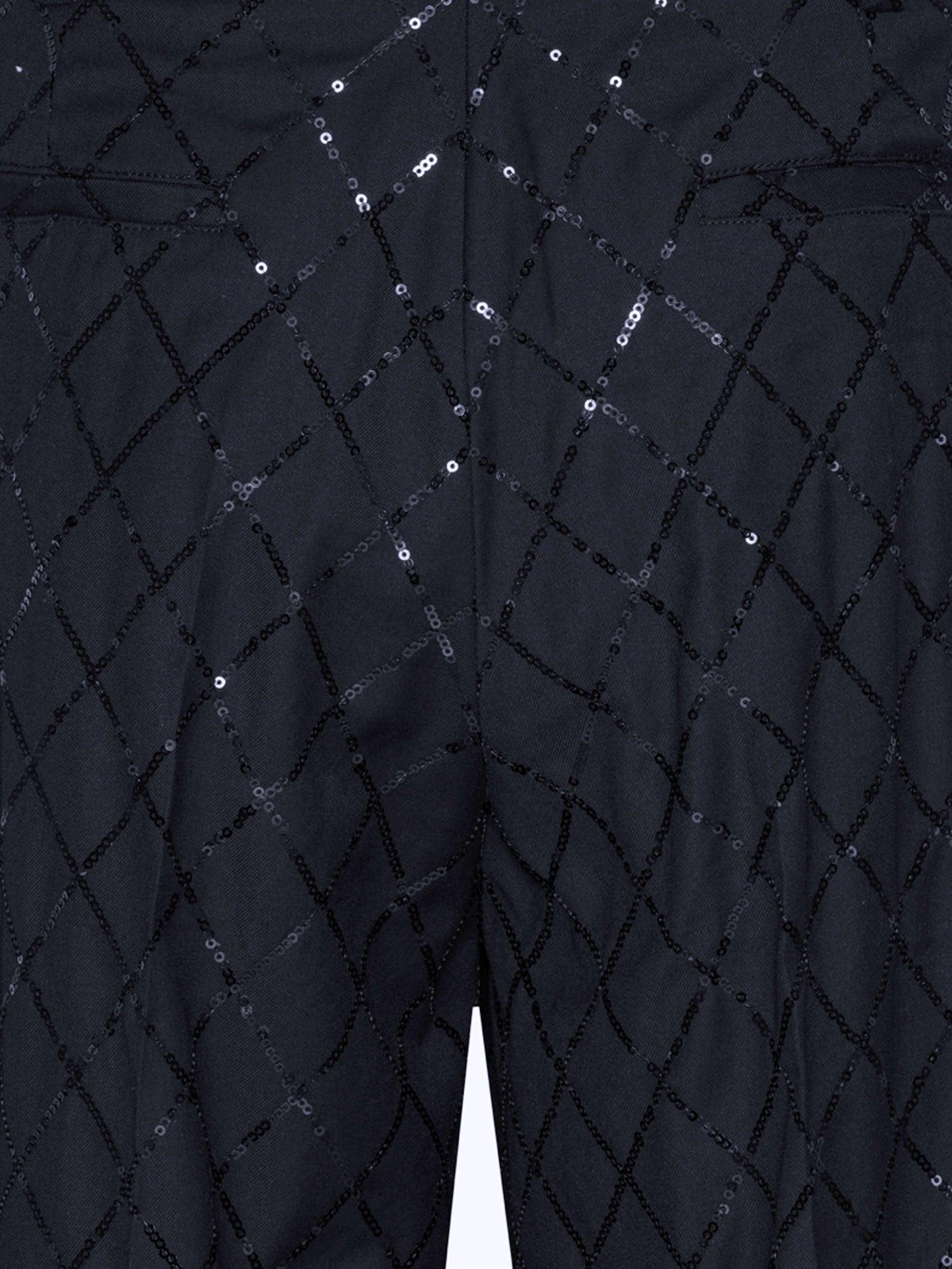 Détail des sequins sur le pantalon noir 